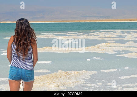Langhaarige brünette Spaziergänge die Inseln von Salz aus dem Toten Meer, Israel Stockfoto
