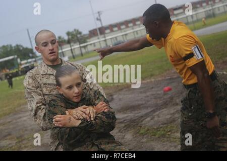 Us Marine Corps Rct. Dylan Marquart, Platoon 2041, Golf Company, 2 Recruit Training Bataillon, trägt Rct. Michaela Burchett, Platoon 4021, Oscar Firma, 4 Recruit Training Bataillon, während einer ersten Combat Fitness Test auf Marine Corps Recruit Depot Parris Island, S.C., Mai, 13., 2017. Eine erste CFT wird verwendet, um zu beurteilen, wie die rekruten sind für ihre abschließenden CFT, das ist ein Studium Voraussetzung. Us Marine Corps Stockfoto