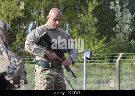 Royal Marine Cpl. Chris Bounvou-Nikolov, Bekämpfung Treffsicherheit Trainer, Commando Training Center, beauftragt der US-Marines zu Treffsicherheit Training Company, Waffen Training Bataillon zugeordnet, auf dem SA80A2 L 85 Sturmgewehr auf altcar Ausbildungslager, Hightown, Vereinigtes Königreich, am 11. Mai 2017. Das US Marine Corps reist in das Vereinigte Königreich, die jährlich in den Royal Marines operative Schießen Wettbewerb bestehen zu können und lernen, mit ihren Verbündeten beim Aufbau von Beziehungen. Stockfoto