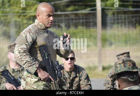 Royal Marine Cpl. Chris Bounvou-Nikolov, Bekämpfung Treffsicherheit Trainer, Commando Training Center, beauftragt der US-Marines zu Treffsicherheit Training Company, Waffen Training Bataillon zugeordnet, auf dem SA80A2 L 85 Sturmgewehr auf altcar Ausbildungslager, Hightown, Vereinigtes Königreich, am 11. Mai 2017. Das US Marine Corps reist in das Vereinigte Königreich, die jährlich in den Royal Marines operative Schießen Wettbewerb bestehen zu können und lernen, mit ihren Verbündeten beim Aufbau von Beziehungen. Stockfoto