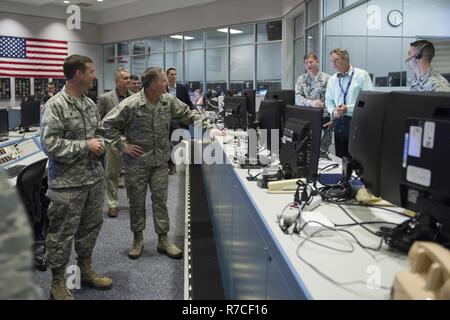 (Mitte) Luftwaffe Stabschef General David L. Goldfein Besuche mit Mitgliedern der 45th Space Wing Start Team April 30, 2017, der Cape Canaveral Air Force Station, Fla. Die Tour mit einem Besuch der Morrell Operations Center; Cape Canaveral Air Force Station Zentrale; Space Launch Complex 37; Mond Express; und eine Nahaufnahme der Falcon 9 Start und Landung. Stockfoto