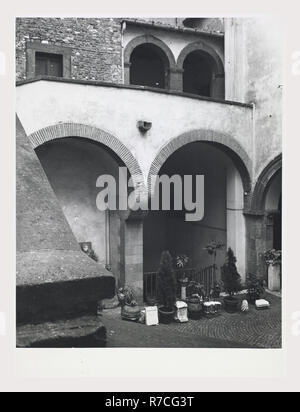 Roma Latium Frascati Bischofspalast, das ist mein Italien, die italienische Land des Visual History, Stoßfänger - Blick auf die Burg, früher genannt Rocca, die nun den Bischofspalast. Blick auf den Innenbereich von Esszimmer und Wohnzimmer, zusammen mit Gemälden und Fresken. Antiquitäten sortierten römischen und Etruskischen Altertümer im Innenhof, darunter zwei Sarkophage, Statuen, Stele, eine Urne, Büsten Stockfoto