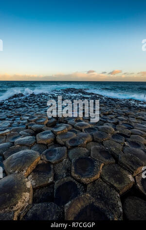 Landschaft rund um Giant's Causeway, ein UNESCO-Weltkulturerbe, das Zahlen von ineinander greifenden Basaltsäulen Ergebnis einer alten vulkanischen Spalte Stockfoto