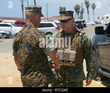 MARINE CORPS BASE CAMP Pendleton, Kalifornien (13. Mai 2017) US Marine Corps Oberst Ton C. Tipton, kommandierender Offizier, 11 Marine Expeditionary Unit, wird von Generalleutnant Lewis A. Craparotta begrüßt, ich Marine Expeditionary Force kommandierender General, mit einem Handschlag nach der Rückkehr nach Hause von einem 7-monatigen Einsatz in Camp Pendleton, Kalifornien, 13. Tipton Led's der 11. MEU Western Pacific Bereitstellung 16-2 durch die Asiatisch-pazifischen Raum und dem Mittleren Osten, wo das Gerät mehrere Operationen unterstützt und führte verschiedene Übungen mit ausländischen Streitkräften. Stockfoto