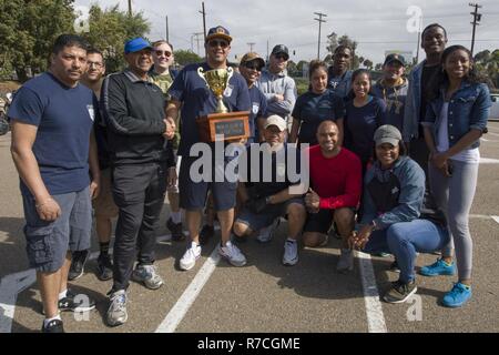 SAN DIEGO (13. Mai 2017) Kapitän Roy Liebe, kommandierender Offizier der Naval Base San Diego (NBSD), präsentiert eine Trophäe zu Matrosen von USS Essex (LL 2) für die Erhebung der Papierkorb bei NBSD der Halbjährlichen "Main Street Aufräumen" Event, Mai 13. Segler aus 16 Befehle um die Umgebung von San Diego und ihre Familienangehörigen abgeholt Papierkorb über einen ca. 5 km Radius um Mariner's Park. Stockfoto