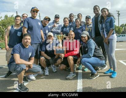 SAN DIEGO (13. Mai 2017) die Freiwilligen von der USS Essex (LL 2), die eine Trophäe für die Sammlung der meisten Abfall während der Naval Base in San Diego (NBSD) "Main Street Clean Up" Veranstaltung, 13. Mai erwarb. NBSD hosted 16 teilnehmenden Befehle aus der Umgebung von San Diego für die Sanierung Ereignis innerhalb eines 5-Meilen-Radius von Mariner's Park. Stockfoto