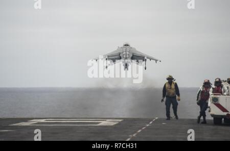 Pazifik (11. Mai 2017) Ein AV-8B Harrier, zugeordnet zu den Grat Läufer der Marine Medium Tiltrotor Squadron (VMM) 163 (verstärkt), off (aus) aus dem Flight Deck der Amphibisches Schiff USS Makin Island (LHD8). Der Makin Island Amphibious Ready Gruppe und 11 Marine Expeditionary Unit sind wieder in Südkalifornien von sieben - Monat der Bereitstellung in den USA 3., 5. und 7 Flotte Arbeitsgebiete. Stockfoto