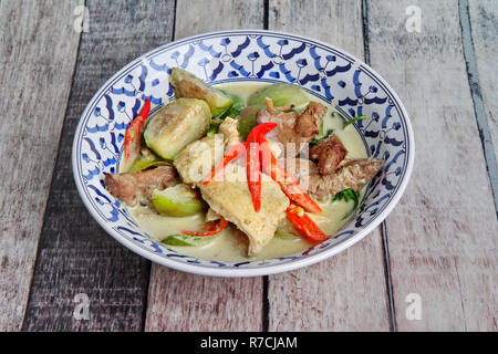 Thai beliebte Rezept, grüne Chicken Curry mit Kokosmilch mit Auberginen und gekochtes Huhn Blut. Stockfoto