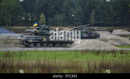 Eine französische Leclerc Tank und einem ukrainischen T-64 BM Tank vorbereiten, auf ihre Ziele während der starken Europa Tank Challenge (SETC), an der 7. Armee Befehl Grafenwöhr Training Area, Deutschland, 12. Mai 2017. Die starke Europa Tank Herausforderung (SETC) wird gemeinsam von der US-Army in Europa und der Deutschen Armee, Mai 7-12, 2017 gehostet wird. Der Wettbewerb soll eine dynamische Präsenz, Förderung der militärischen Partnerschaft Projekt, die Interoperabilität zu fördern, und bietet eine Umgebung für die gemeinsame Nutzung von Taktiken, Techniken und Verfahren. Platoons aus sechs NATO- und Partnerstaaten sind im Wettbewerb. Stockfoto