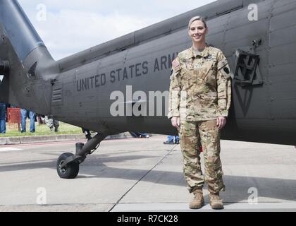 Chief Warrant Officer 2 Megan Yanacek von Pennsylvania Nationalgarde pilotiert einen UH-60 Black Hawk Hubschrauber, um die 911th Airlift Wing in Coraopolis, Pennsylvania, für die 2017 Flügel über Pittsburgh Air Show am 13. / 14. Mai 2017.  Yanacek Flugschule in 2012 nach acht Jahren in der Nationalgarde als combat Medic abgeschlossen. Stockfoto