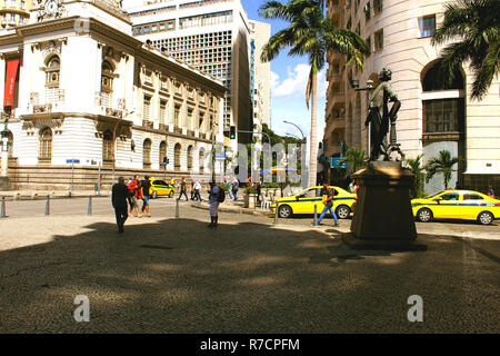 Rio de Janeiro, Brasilien, 14. Juli 2017: Statue der Carlos Gomes Beherrschung und Rio de Janeiro City Hall für den Hintergrund. Alte Gebäude in Rio de Janeiro Stockfoto