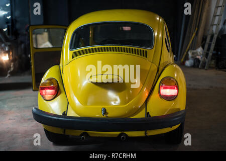 In der Nähe von Yellow Oldtimer Werkstatt Innenraum Stockfoto