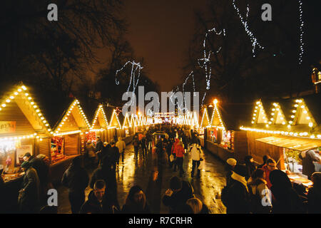 Weihnachtsmarkt mit vielen Leuten und Laternen im Hintergrund Stockfoto