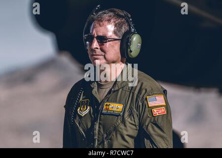 Einen Flieger mit dem 729 . Airlift Squadron, Air Force Reserve Command, führt ein Humvee auf eine C-17 Globemaster III der Air Combat Element Landebahn als Teil einer schnellen Bereitstellung bereit Übung in der Marine Corps Air Ground Combat Center, Twentynine Palms, Calif., Nov. 28, 2018. Der Zweck dieser Übung war 2nd Battalion, 7th Marine Regiment, 1st Marine Division Fähigkeiten anzuzeigen seinen Befehl Vermögen überall auf der Welt in 96 Stunden innerhalb von 24 Stunden im Voraus bereitzustellen. Stockfoto