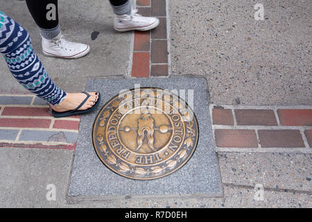 Menschen zu Fuß entlang der Backstein, der Freedom Trail in Boston, MA Stockfoto