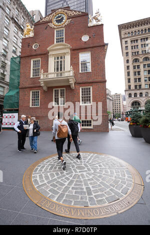 Ein gehsteig Medaillon markiert den Ort der Boston Massaker vor dem Old State House auf dem Freedom Trail in Boston, MA Stockfoto