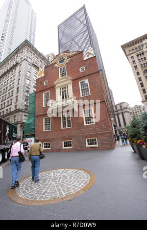 Ein gehsteig Medaillon markiert den Ort der Boston Massaker vor dem Old State House auf dem Freedom Trail in Boston, MA Stockfoto