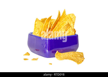 Mais Chips, Nachos in einem blauen Keramik Schüssel auf einem weißen Hintergrund. Von der Seite. Isoliert Stockfoto