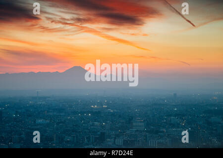 Berg Fuji und Stadtbild bei Sonnenuntergang in Tokio, Japan. Stockfoto