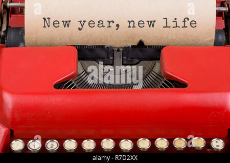 Red vintage Schreibmaschine mit Text "Neues Jahr, neues Leben" Stockfoto
