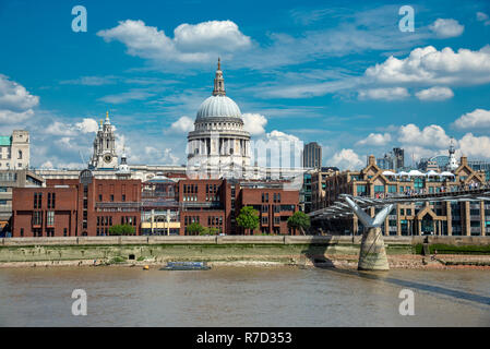 St. Paul's Cathedral und die Millennium Bridge in London, Großbritannien Stockfoto