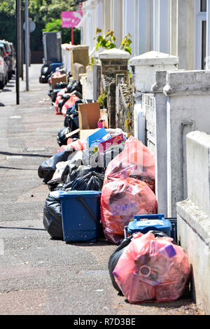 Street Scene Pflaster Abfallwirtschaft Reihenhäuser mit Müll Taschen & Behälter außerhalb für die Müllabfuhr durch die southend Essex UK angewendet Stockfoto