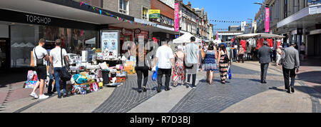 Zurück im Sommer Blick auf Menschen zu Fuß gepflasterte Fußgängerzone Road Shopping High Street Marktstand & Retail Business shops Sommer Tag Luton GROSSBRITANNIEN Stockfoto