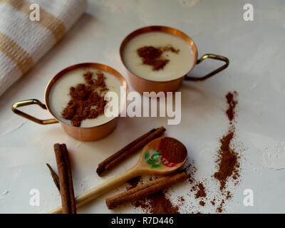 Traditionelle türkische trinken; sahlep. salep ist ein heißes Getränk Winter Tage, und zwei Kupfer Cups sind auf weißem Grund. Stockfoto