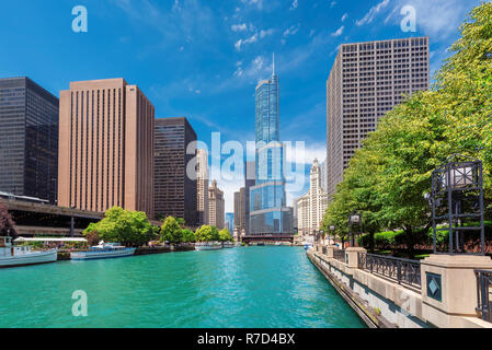 Chicago Skyline mit Chicago River und Wolkenkratzer Stockfoto
