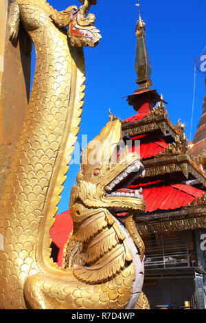 Alte Golden Dragon in traditionellen burmesischen und Dach der Tempel auf einem Berg Popa Mount Popa, Myanmar (Birma) Stockfoto