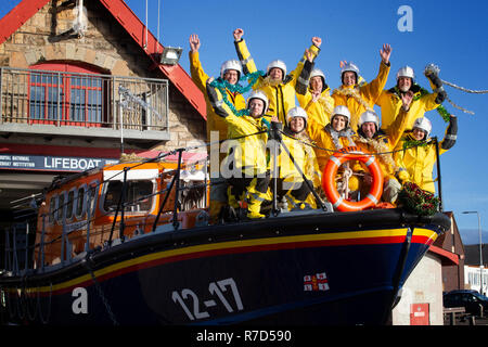 Mitglieder der Anstruther Royal National Lifeboat Institution (RNLI) gemeinsam vor die festliche Zeit für praktische Übungen und Übungen an das Rettungsboot Station in Anstruther, Fife. Stockfoto