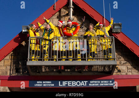 Mitglieder der Anstruther Royal National Lifeboat Institution (RNLI) gemeinsam vor die festliche Zeit für praktische Übungen und Übungen an das Rettungsboot Station in Anstruther, Fife. Stockfoto