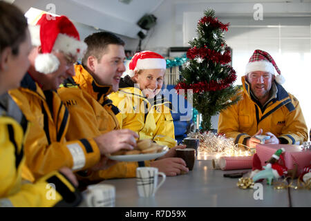 Mitglieder der Anstruther Royal National Lifeboat Institution (RNLI) gemeinsam vor die festliche Zeit für praktische Übungen und Übungen an das Rettungsboot Station in Anstruther, Fife. Stockfoto