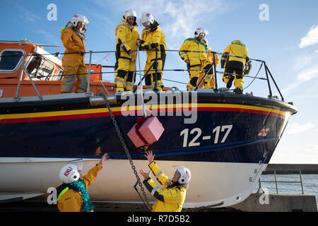 Mitglieder der Anstruther Royal National Lifeboat Institution (RNLI) gemeinsam vor die festliche Zeit für praktische Übungen und Übungen an das Rettungsboot Station in Anstruther, Fife. Stockfoto