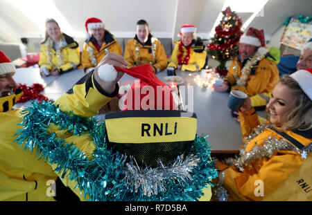 Mitglieder der Anstruther Royal National Lifeboat Institution (RNLI) gemeinsam vor die festliche Zeit für praktische Übungen und Übungen an das Rettungsboot Station in Anstruther, Fife. Stockfoto