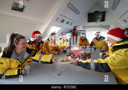 Mitglieder der Anstruther Royal National Lifeboat Institution (RNLI) gemeinsam vor die festliche Zeit für praktische Übungen und Übungen an das Rettungsboot Station in Anstruther, Fife. Stockfoto