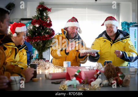 Mitglieder der Anstruther Royal National Lifeboat Institution (RNLI) gemeinsam vor die festliche Zeit für praktische Übungen und Übungen an das Rettungsboot Station in Anstruther, Fife. Stockfoto