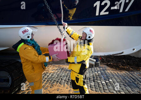 Mitglieder der Anstruther Royal National Lifeboat Institution (RNLI) gemeinsam vor die festliche Zeit für praktische Übungen und Übungen an das Rettungsboot Station in Anstruther, Fife. Stockfoto