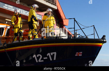 Mitglieder der Anstruther Royal National Lifeboat Institution (RNLI) gemeinsam vor die festliche Zeit für praktische Übungen und Übungen an das Rettungsboot Station in Anstruther, Fife. Stockfoto