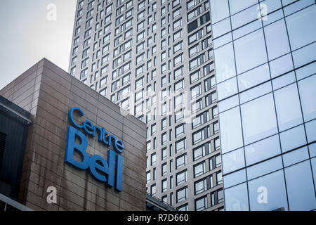 MONTREAL, KANADA - 3. NOVEMBER 2018: Bell Logo in der Mitte, als Center Bell bekannt, vor ihrem Hauptgebäude. Es ist ein Sport- und Entertainent Center, Stockfoto