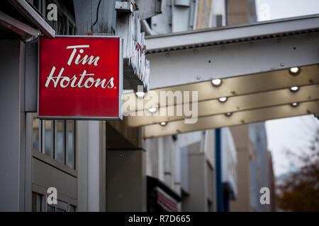 MONTREAL, KANADA - 5 November, 2018: Tim Hortons Logo vor einem ihrer Restaurants in Montreal, Quebec. Tim Hortons ist ein Cafe und Fastfood kann Stockfoto
