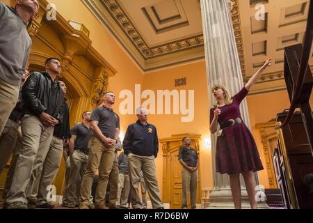 Dayna Jalkanen, stellvertretender Direktor des Museum und Bildung, Ohio Statehouse, erklärt die Bedeutung der Senat Kammern US Marine Drum & Bugle Corps Marines am Statehouse, Columbus, Ohio, 15. Mai 2017. Das Marine Corps Schlacht Farbe ablösen wurde eingeladen und von den Lautsprecher des Ohio House Of Representatives, Clifford A. Rosenberger, tour des Statehouse und für Mitglieder des House Of Representatives und die Stadt Columbus durchführen. Im Dezember zur Verfügung gestellt die Kaserne Marines bei der Unterstützung der public Viewing der ehemaligen Marine, Senator und Astronaut John Glenn, bei der Sta Stockfoto