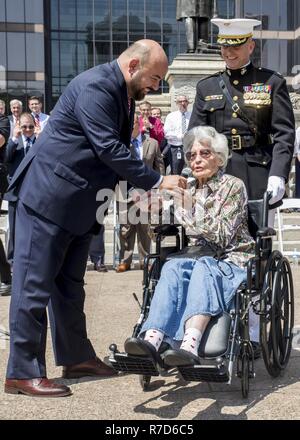 Annie Glenn, Witwe des ehemaligen Marine-Senator und Astronaut John Glenn, spricht für die Gäste während einer Schlacht Farbe Zeremonie am Ohio Statehouse, Columbus, Ohio, 16. Mai 2017. Das Marine Corps Schlacht Farbe ablösen wurde eingeladen und von den Lautsprecher des Ohio House Of Representatives, Clifford A. Rosenberger, tour des Statehouse und für Mitglieder des House Of Representatives und die Stadt Columbus durchführen. Im Dezember gemäß der Kaserne Marines unterstützen das public Viewing der ehemaligen Marine, Senator und Astronaut John Glenn, bei dem Statehouse. Teilnahme an der Schlacht-Colo Stockfoto