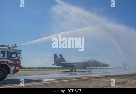 Löschfahrzeuge vom 96. Bauingenieur Gruppe, Flanke Brig. Gen. Christopher Azzano, der F-15 Eagle, während Sie den Schlauch nach unten das Flugzeug während seiner Fini - Flug in Eglin Air Force Base, Fla., 15. Die Fini - Flug ist ein Symbol für die final Mitglied Flug mit der Einheit oder der Basisstation. Neue Azzano der Zuordnung werden ihn zum wright-patterson Air Force Base in Ohio zu übernehmen Sie das Kommando über die Direktion der Luft-, Raumfahrt- und Cyberspace. Stockfoto