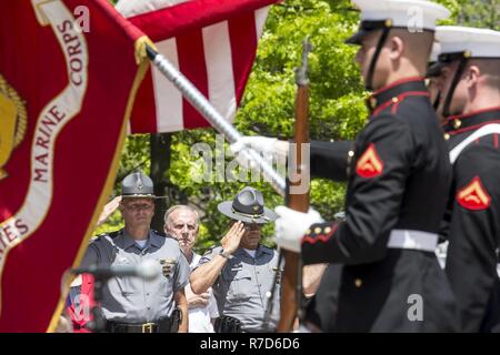 Ohio State Highway Wilderer Rendern Ehren die Nationalflagge und die Marine Corps Schlacht Farben während einer Schlacht Farbe Zeremonie am Ohio Statehouse, Columbus, Ohio, 16. Mai 2017. Das Marine Corps Schlacht Farbe ablösen wurde eingeladen und von den Lautsprecher des Ohio House Of Representatives, Clifford A. Rosenberger, tour des Statehouse und für Mitglieder des House Of Representatives und die Stadt Columbus durchführen. Im Dezember gemäß der Kaserne Marines unterstützen das public Viewing der ehemaligen Marine, Senator und Astronaut John Glenn, bei dem Statehouse. Teilnahme an der Stockfoto