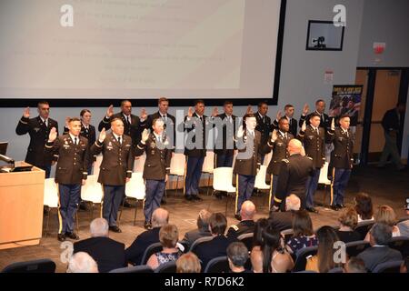 Florida International University (FIU), Home von Southern Strike ROTC-Programm, statt einer Inbetriebnahme Zeremonie für 16 zweite Leutnants an der FIU School of International and Public Affairs mit Major General Albert C. Rosende, US Army Reserve 1. Mission Support Command Kommandierender general und Alaun FIU, als Keynote-Speaker, Mai 13. Stockfoto