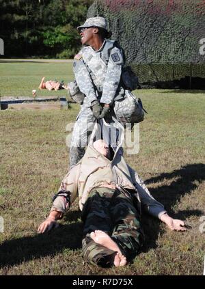 Ein 132-lbs-Sgt. Marshay Harris, Vertreter der Soldat Institut zur Unterstützung der (Fort Jackson, S.C.), nutzt alle ihr könnten (Sowie ein paar Wörter) in einer Bemühung, eine 145-lbs-dummy ziehen rund 50 Yards während der medizinischen Aufgaben der Ultimate Warrior Wettbewerb 9. Mai am Fort Lee Bereich komplex. Der Fall bildete die besten Soldaten und Unteroffiziere aus ganz CASCOM gegeneinander in einen Wettkampf, die Ausführung der erforderlichen Kompetenzen für den Erfolg in einem Feld Umwelt betont. Stockfoto