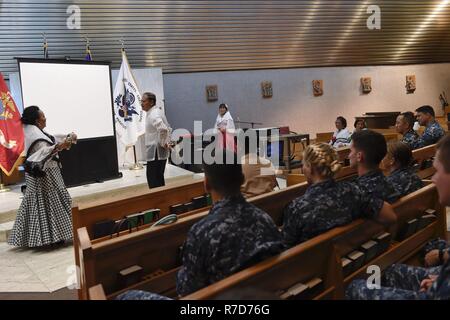 PENSACOLA, Fla. (17. Mai 2017) Die Mitglieder des Vereins Filipino-American von Pensacola, Florida eine traditionelle philippinische Volkstanz für Zentrum für Information Warfare Training und Information Warfare Training Befehl Corry Station Matrosen durchführen. Die Leistung war Teil eines asiatischen amerikanischen und pazifischen Inselraum Erbe Monat Beachtung auf der Naval Air Station Pensacola Corry Station Kapelle statt. Stockfoto