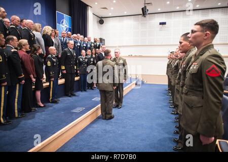 Us Marine Corps Gen. Joseph F. Dunford, Jr., Vorsitzender des Generalstabs, nimmt an einer Preisverleihung für die US-Marine Oberst Philippe "boz" Rogers, US-Militär Delegation bei der North Atlantic Treaty Organisation (Nato) Stabschef, während eines Militärausschusses in Stabschefs (MC/CS) Session im NATO-Hauptquartier, 17. Mai 2017. Die Stabschefs treffen Afghanistan zu diskutieren, die Bekämpfung des Terrorismus und anderer NATO-Operationen und Missionen der Nordatlantikrat mit Konsens basierenden militärischen Rat auf, wie man am besten globalen sicherheitspolitischen Herausforderungen erfüllen zu können. (DoD Stockfoto