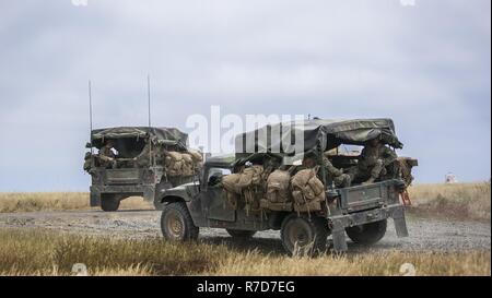 Insel San Clemente - Marines mit 1St Battalion, 5th Marine Regiment, 15 Marine Expeditionary Unit ab Lager Konvoi Operationen während Composite Trainingsgerät Übung auf der Insel San Clemente, 5. Mai 2017 zu führen. COMPTUEX ist das zweite - auf See - Training übung verwendet zu schärfen, das Kommando und die Kontrolle Fähigkeiten, während anspruchsvolle Teilnehmer anzupassen und Reagieren auf einen soliden und dynamischen "Rot". Stockfoto